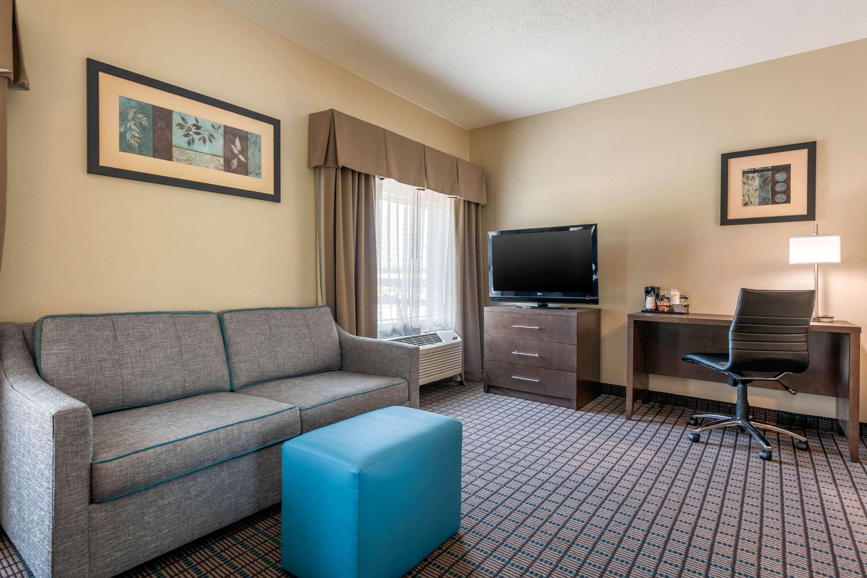 Comfort Inn & Suites Cincinnati Exterior photo