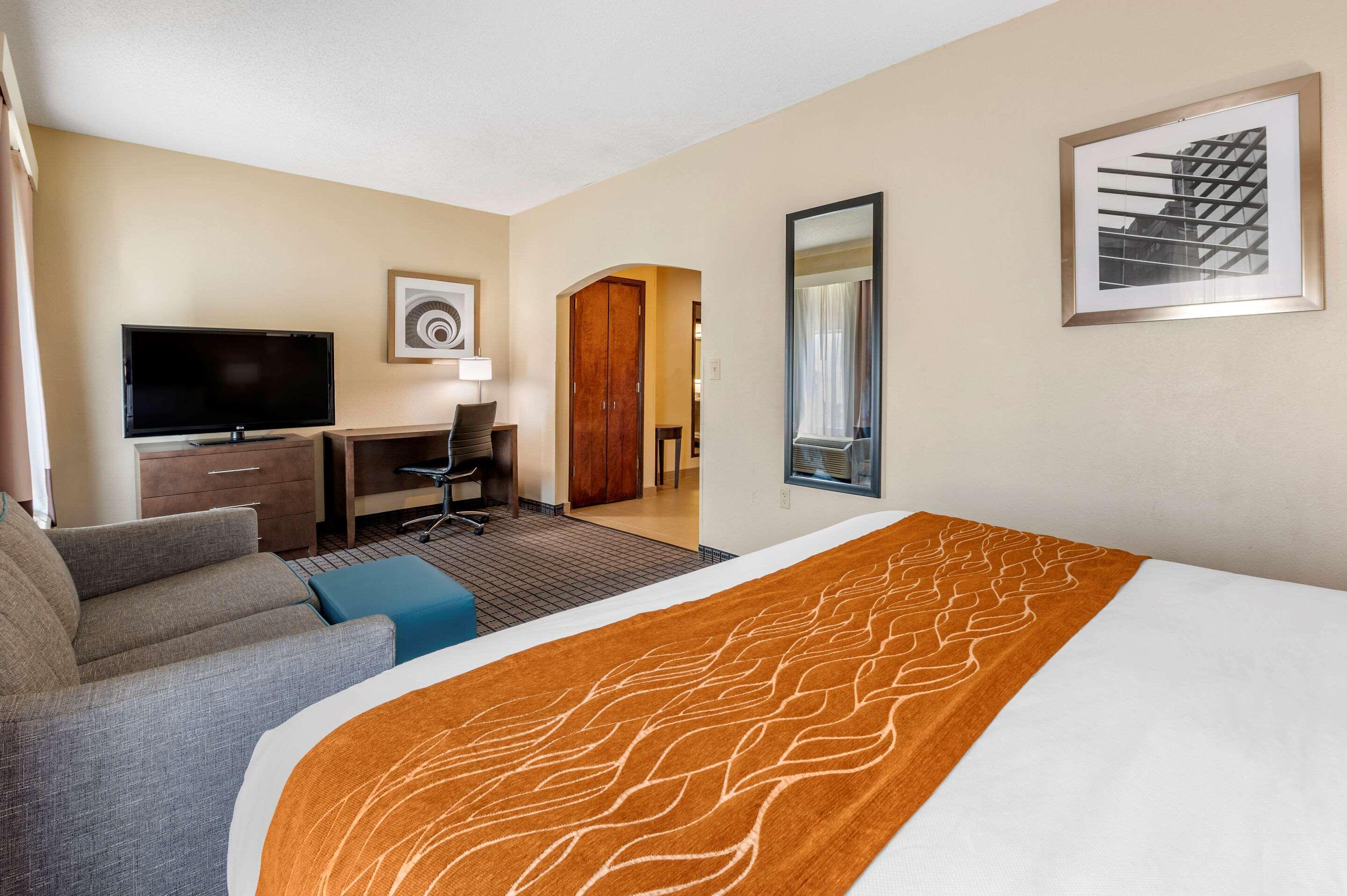 Comfort Inn & Suites Cincinnati Exterior photo