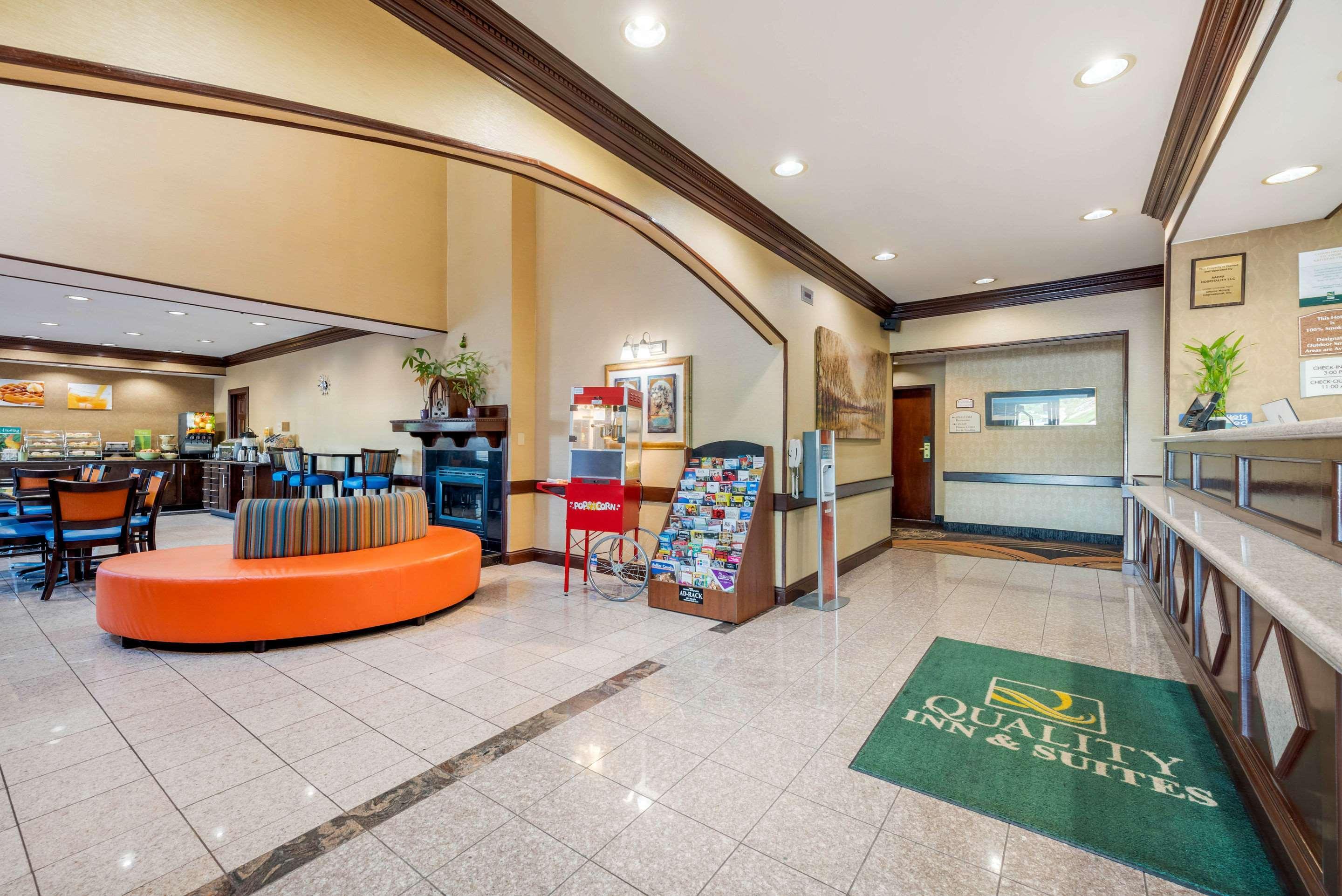 Comfort Inn & Suites Cincinnati Exterior photo