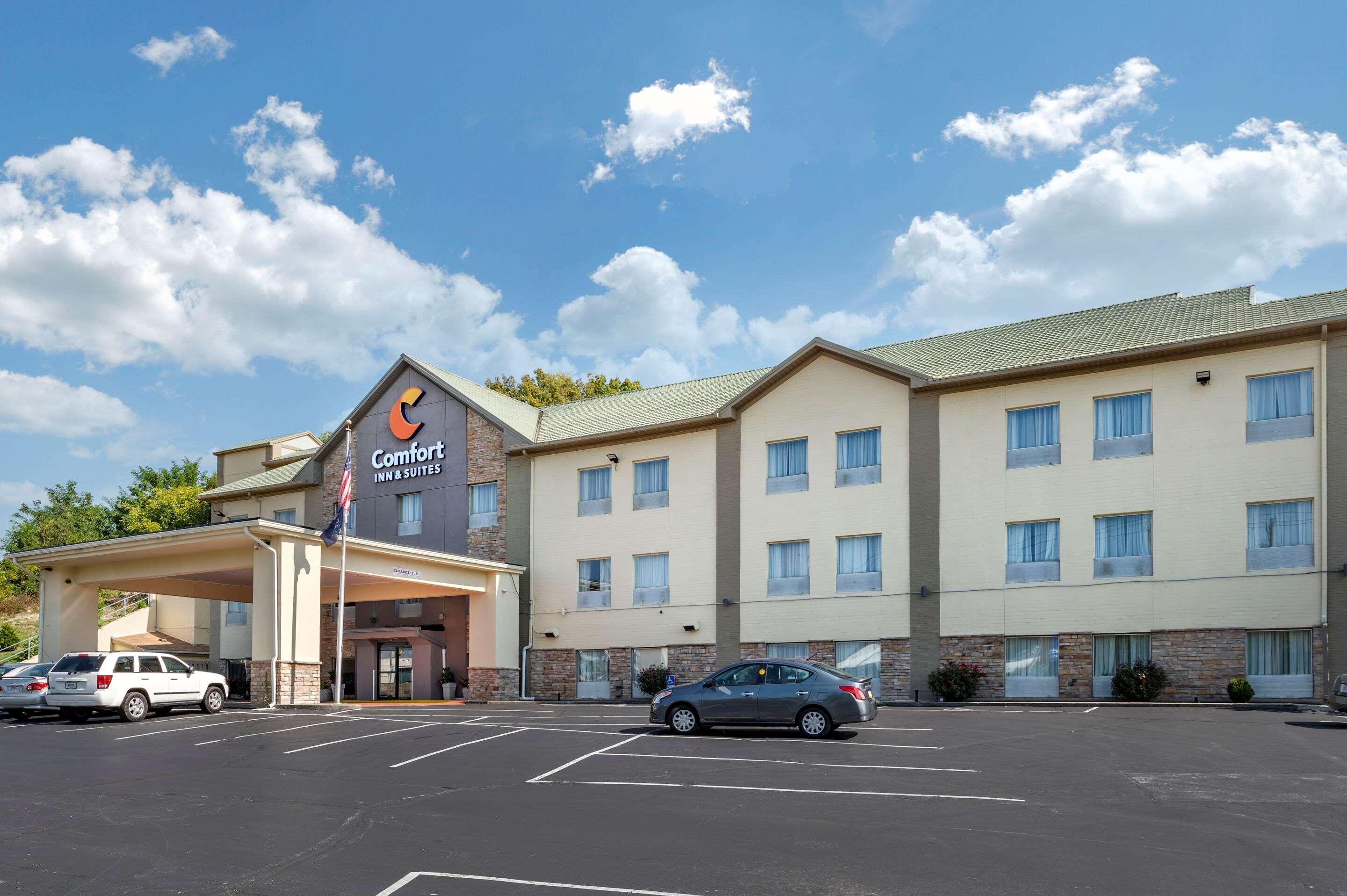 Comfort Inn & Suites Cincinnati Exterior photo