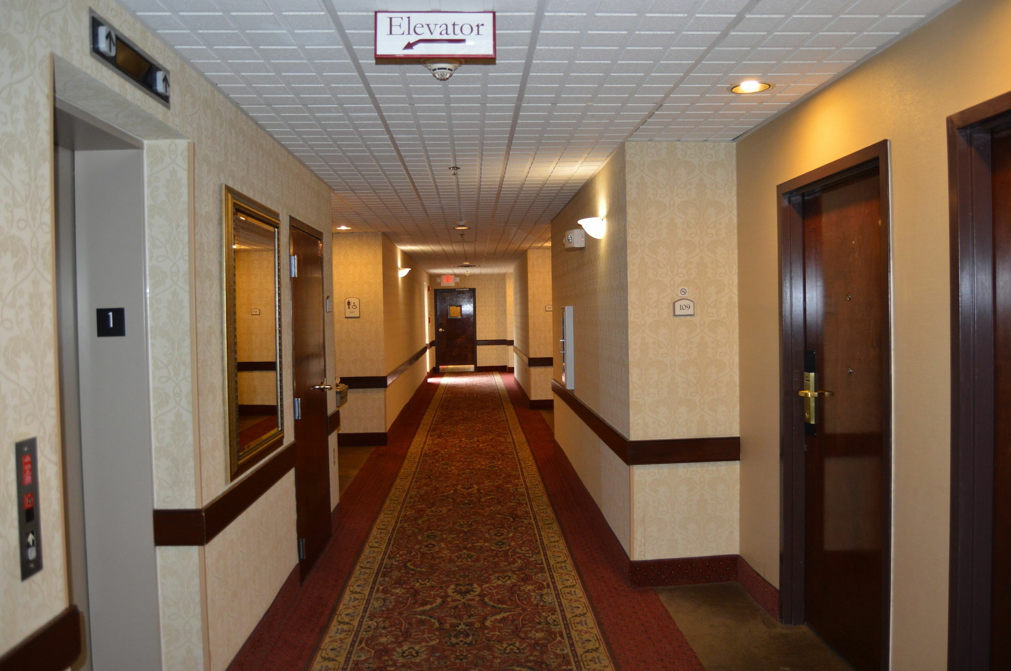 Comfort Inn & Suites Cincinnati Exterior photo